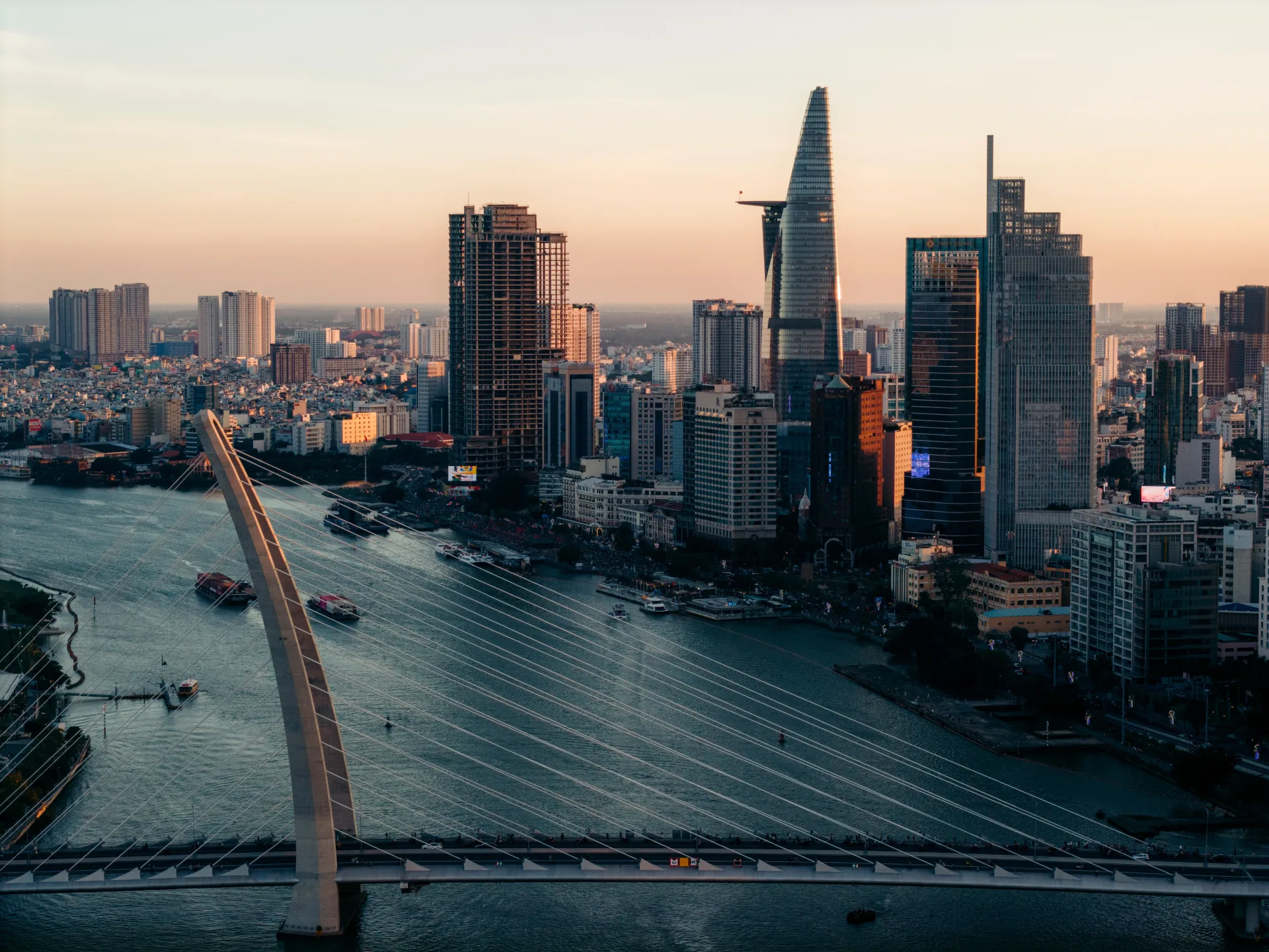 Ho Chi Minh – Lucky Ruby Casino – Phnom Penh – Nagaworld – 4 Days
